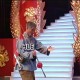 网友整活抽陀螺《三鞭子》全新版本：Bin给拳头检查BUG的选手！