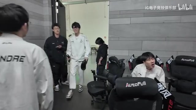 喜笑颜开😁IG官方发布赛后休息室幕后：把光借给我们吧！