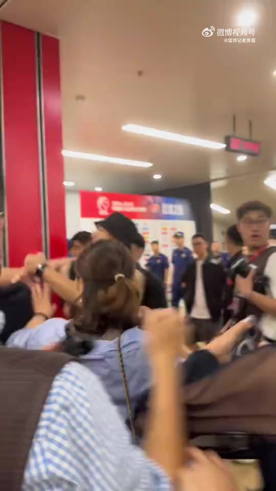 🙏🏻冷静！广厦球迷堵门北京更衣室 怒骂CNM并发生肢体冲突！